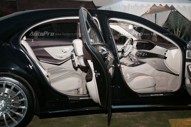 
Đối lập với ngoại thất đen bóng, bên trong khoang lái Mercedes-Benz S65 AMG là nội thất kem kết hợp cùng màu nâu ở một số chi tiết như trên bảng táp lô và thành cửa.
