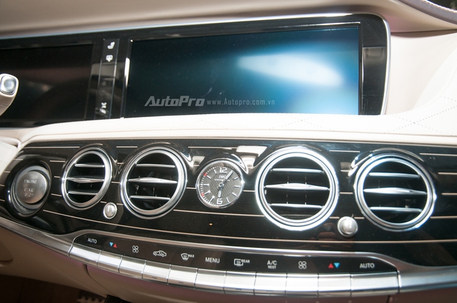
2 màn hình màu TFT 12,3-inch hiển thị bảng đồng hồ AMG và màn hình truyền thông đa phương tiện. Nằm giữa bảng điều khiển trung tâm là đồng hồ thời gian IWC cao cấp của Mercedes-Benz.
