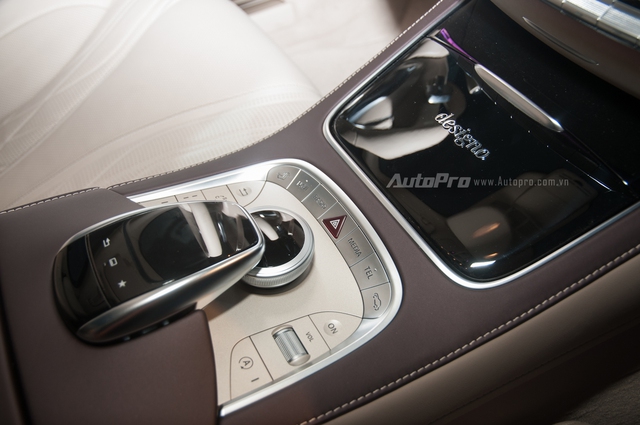 
Mercedes-Benz S65 AMG được trang bị nhiều tính năng an toàn như chức năng kiểm soát tốc độ Cruise Control với Speed Tronic cho phép điều chỉnh tốc độ tối đa mong muốn trong khu vực bị giới hạn tốc độ, hệ thống treo Magic Body Control AMG Sports và hệ thống lái thể thao AMG với trợ lực biến thiên theo tốc độ.

