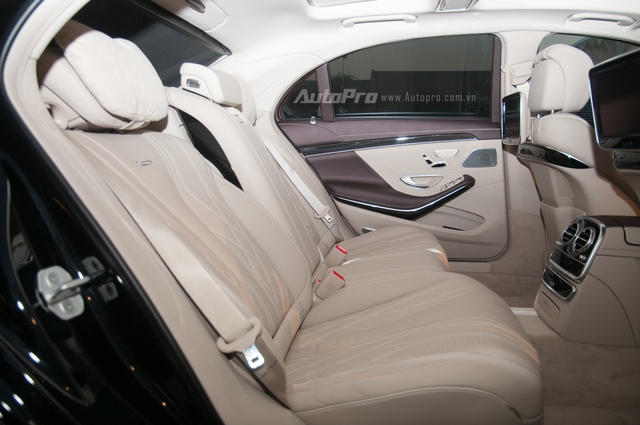 
Mercedes-Benz mang đến những gói trang bị xa hoa ở nội thất như da Nappa kết hợp cùng nhiều chi tiết bằng gỗ. Ngoài ra, ghế trước, tay lái và gương chiếu hậu bên ngoài có 3 vị trí nhớ khá tiện ích. Hai hàng ghế phía sau thuộc hạng thương gia có thể ngả tối đa 43,5° và được tích hợp thêm đệm đỡ bắp chân.
