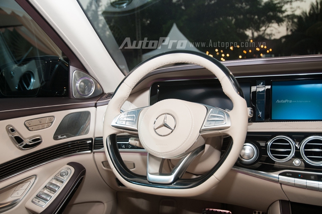 
Phía sau tay lái là cần số điều khiển điện và lẫy chuyển số bán tự động. Mercedes-Benz S65 AMG còn có màn hình hiển thị thông tin trên kính chắn gió (Head-up Display) và hệ thống hỗ trợ quan sát ban đêm Night View Assist Plus giúp người lái nhận biết các đối tượng trên đường sớm hơn khi lái xe trời tối.
