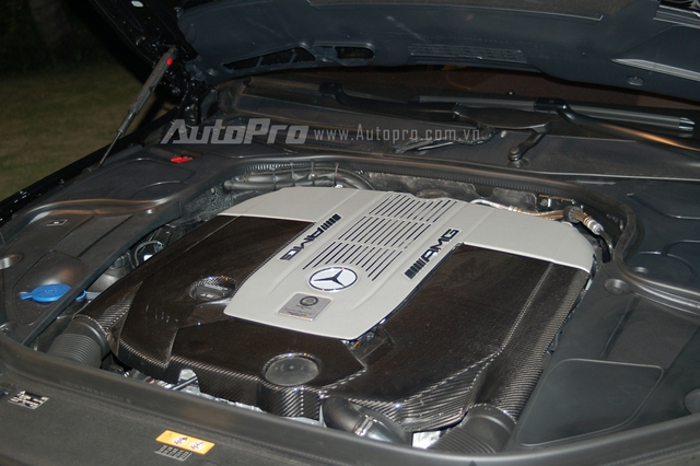 
Mercedes-Benz S65 AMG sử dụng động cơ V12, Bi-Turbocharged, dung tích 6.0 lít, sản sinh công suất tối đa 621 mã lực và mô-men xoắn cực đại 1.000 Nm. Kết hợp cùng hộp số thế thao 7G-Tronic và hệ dẫn động cầu sau, Mercedes-Benz S65 AMG mất khoảng 4,3 giây để tăng tốc lên 100 km/h từ vị trí xuất phát trước khi đạt vận tốc tối đa 250 Km/h.
