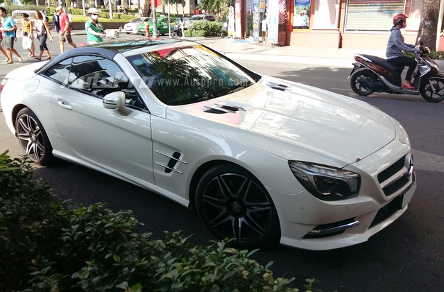 
Ra mắt thị trường Việt Nam lần đầu tiên tại triển lãm ô tô VMS 2014 với tên gọi đầy đủ Mercedes SL400 2LOOK Edition, chiếc xe mui trần điệu đà trong bộ áo trắng muốt cùng chiếc mui xếp cứng màu đen đối lập được chào bán với mức giá 5,779 tỷ Đồng.
