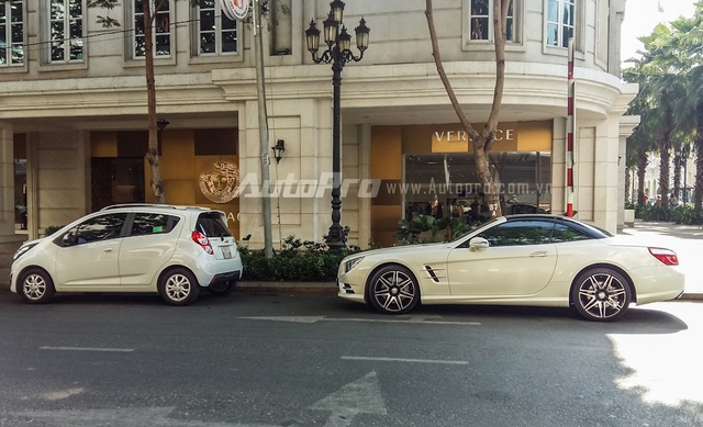 Mercedes SL-Class là một trong những dòng xe mui trần nổi tiếng có thiết kế đẹp và mạnh mẽ với những cái tên nổi bật như SL63 hay SL65 AMG. SL400 2015 có kích thước tổng thể bao gồm chiều dài 4.582 mm, rộng 1.877 mm và cao 1.315 mm. Chiều dài cơ sở đạt mức 2.585 mm.
