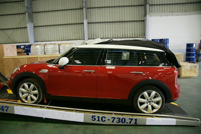 Mini Cooper S Clubman 2016 đầu tiên tại Việt Nam bị bắt gặp trên xe chuyên dụng cho đi đăng kiểm.
