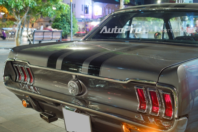 
Trong đó chiếc Mustang mang ngoại thất màu sơn xám kim loại, cùng sọc đen trải dài từ nắp capô lên trần và kết thúc ở đuôi xe, đặc trưng của siêu phẩm Eleanor, thì chỉ mới duy nhất 1 chiếc xuất hiện.
