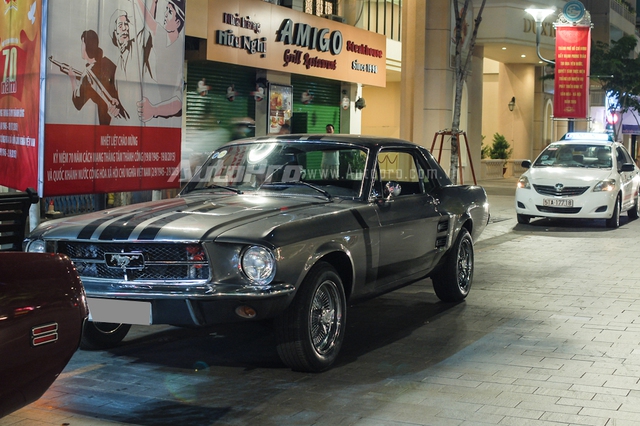 
Ford Mustang ra mắt lần đầu tiên vào năm 1964 tại hội chợ New York và ngay lập tức thu hút nhiều khách tham quan với đường nét thiết kế khoẻ khoắn thường thấy trên những chiếc xe Mỹ.
