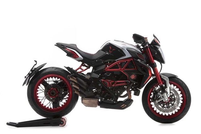 MV Agusta Dragster RR LH44 có bộ áo trong hai màu đối lập đen và trắng ngọc trai, ngoài ra, nhiều chi tiết như khung xe, cặp phuộc trước và bộ vành nan hoa được sơn màu đồng tạo nên điểm nhấn cho siêu mô tô hàng hiếm. Thân xe Agusta Dragster RR LH44 sử dụng chất liệu carbon làm thiết kế chính.