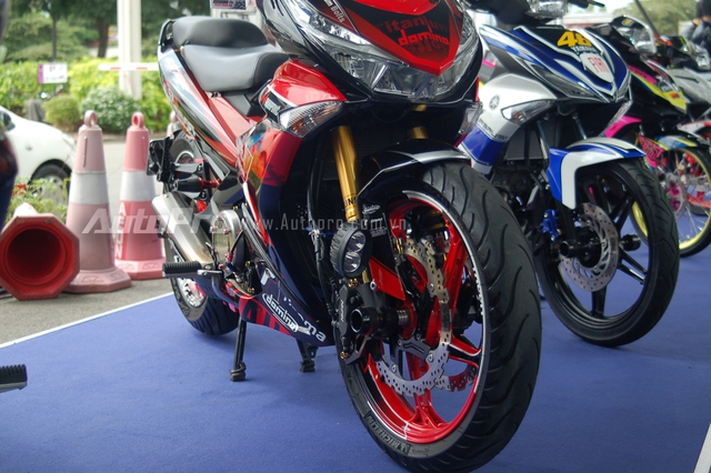 
Tất nhiên không thể thiếu nhiều món đồ chơi hàng hiệu trên những chiếc Yamaha Exciter độ tham dự ngày hội Y-Motor Sport.
