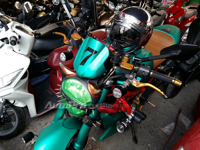 
Ducati Monster 795 là mẫu xe naked bike được giới trẻ Việt Nam ưa chuộng với thiết kế đẹp mắt, gọn gàng và được nhập khẩu tại Thái Lan. Nhờ giá bán khoảng 330 triệu Đồng, Ducati Monster 795 hợp túi tiền hơn so với Monster 796 được nhập từ thị trường Ý hay những chiếc mô tô phân khối lớn khác trong cùng phân khúc.
