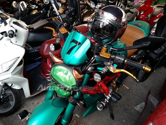 Ducati Monster 795 là mẫu xe naked bike được giới trẻ Việt Nam ưa chuộng với thiết kế đẹp mắt, gọn gàng và được nhập khẩu tại Thái Lan. Nhờ giá bán khoảng 330 triệu Đồng, Ducati Monster 795 hợp túi tiền hơn so với Monster 796 được nhập từ thị trường Ý hay những chiếc mô tô phân khối lớn khác trong cùng phân khúc.