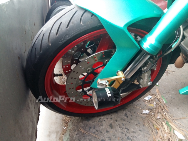 Lực hãm của xe đến từ cặp đĩa phanh trước của Brembo có đường kính 320 mm trước và đĩa đơn phía sau có đường kính 245 mm được tích hợp hệ thống chống bó cứng phanh ABS.