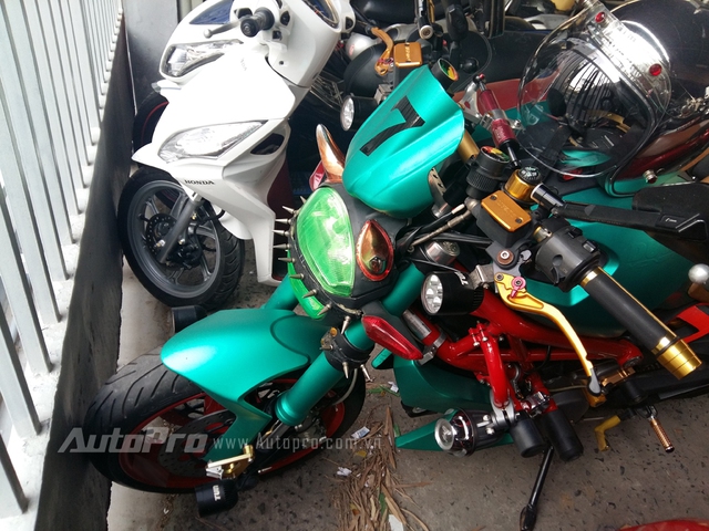 
Được biết, chiếc Ducati Monster 795 này thay đổi màu sơn bằng đề-can. Ngoài vóc dáng hầm hố bên cạnh hàng trăm xe máy chen chúc nhau xếp hàng, màu xanh ngọc lạ mắt cũng giúp chiếc mô tô phân khối lớn thu hút nhiều sự chú ý.
