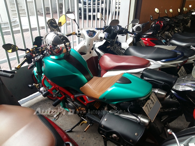 
Những chiếc Ducati Monster 795 xuất hiện tại Việt Nam đa số đều mang màu đỏ. Ngoài ra, một nữ biker tại Hà thành từng đổi màu sơn sang hồng Hello Kitty cho chiếc naked bike của mình. Trong khi đó, người chơi xe tại Vũng Tàu lại chọn màu xanh ngọc.
