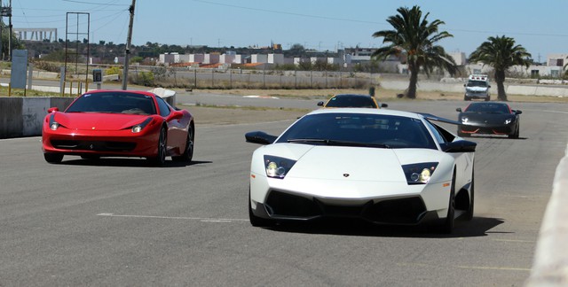 
Đoàn siêu xe bắt đầu xuất phát đến địa điểm tập kết là thành phố Queretaro. Trong ảnh bộ đôi Ferrai 458 Italia màu đỏ cùng siêu bò hàng hiếm Murcielago LP670-4 SV. Phía sau còn có sự xuất hiện của Lamborghini Aventador trong màu đen bí ẩn.
