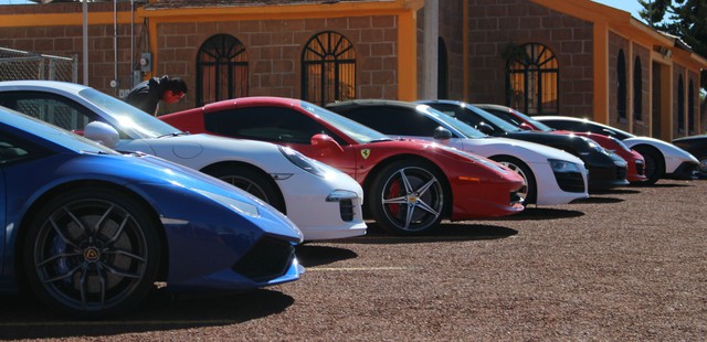 
Lamborghini Huracan màu xanh ngọc, Ferrari 458 trong sắc đỏ tươi, Audi R8 hay siêu bò Lamborghini Aventador SV (phía xa ngoài cùng) trong bộ áo trắng muốt, cùng dàn xe thể thao Porsche xếp cạnh nhau.
