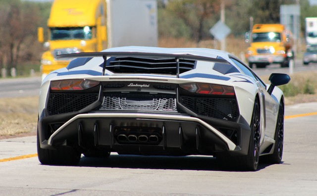 
Lamborghini Aventador SV chỉ được sản xuất 600 chiếc trên toàn thế giới, trong đó khối động cơ V12, dung tích 6.5 lít, được tinh chỉnh lại giúp công suất cực đại tăng thêm 50 mã lực lên thành 750 mã lực và thời gian tăng tốc từ 0-100 km/h, rút xuống chỉ còn 2,8 giây. Tại thị trường nước ngoài, siêu xe này có giá bán 370.000 USD.
