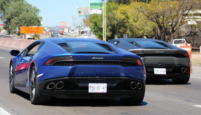 
Bộ đôi Lamborghini Huracan LP610-4 đối lập trong 2gam màu xanh dương và xám lông chuột.

