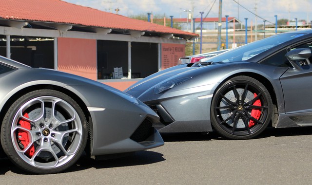 
Trong đó cặp đôi siêu xe Lamborghini Huracan LP610-4 và Aventador LP700-4 Roadster lại bí ẩn trong màu đen xám.
