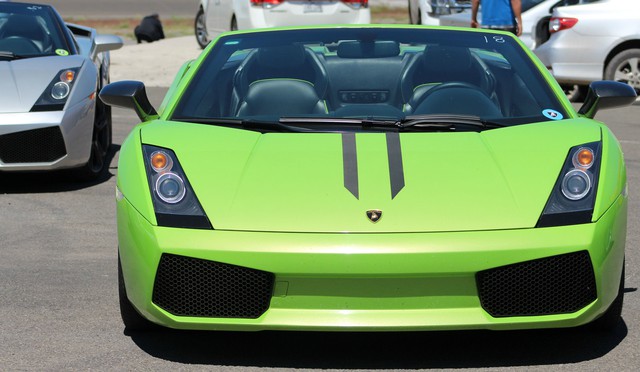 
Một siêu xe mui trần khác nổi bật không kém cạnh là Lamborghini Gallardo trong bộ áo xanh cốm.
