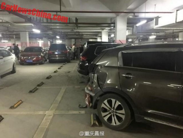 
Theo nhiều nguồn tin, chiếc SUV GL500 khi đến một trạm thu phí trong hầm đỗ xe tại Trùng Khánh, thì nữ tài xế đã nhầm lẫn giữa chân ga và phanh, khiến chiếc xe hạ gục trạm thu phí, trước khi lao xuống dưới hầm đỗ xe và tông liên tiếp vào 8 chiếc xe khác.
