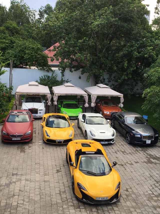 Dẫn đầu đoàn siêu xe là chiếc McLaren 650S Spider, xếp ở hàng thứ 2 là Rolls-Royce Wraith, Ferrari F12 Berlinetta, 488 GTB và BMW 650i, ba chiếc chốt đoàn là Bentley Continental GT Speed, Lamborghini Huracan LP610-4 và Rolls-Royce Phantom trắng muốt. Ảnh: Phan Thành.