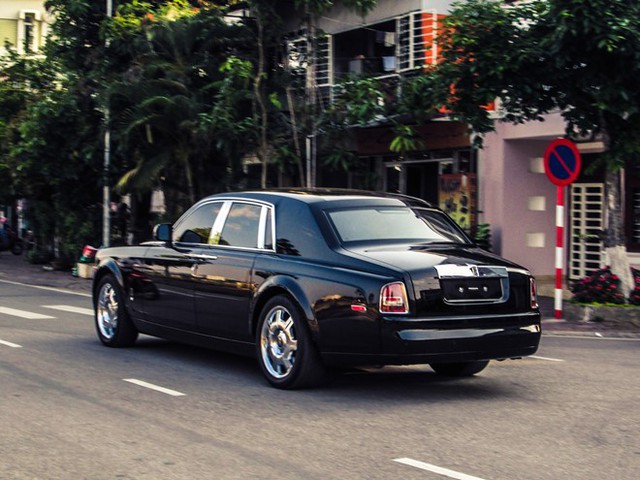 
Theo nhiều nguồn tin, chiếc Rolls-Royce Phantom mới xuất hiện tại Lào Cai vào cuối tuần qua là xe đã qua sử dụng và chiếc Phantom này từng rất nổi tiếng khi thuộc sở hữu của nữ đại gia Cần Thơ với biển kiểm soát tứ quý 3 và cũng gây choáng một thời khi xuất hiện trong chợ ô tô cũ nơi rao bán những chiếc xe hạng sang.
