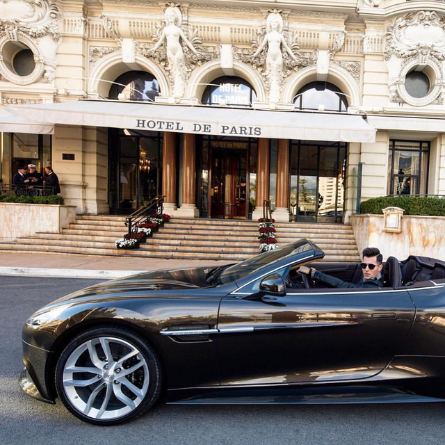 
Monaco xinh đẹp – một trong những thành phố ăn chơi xa xỉ bậc nhất thế giới, và bạn biết là nếu mang hẳn một chiếc xe từ nơi xa xôi tới đây chỉ để… “đi dạo” thì như thế nào rồi đó. Cô gái nào chẳng thích ngồi bên cạnh một thiếu gia như này chứ!
