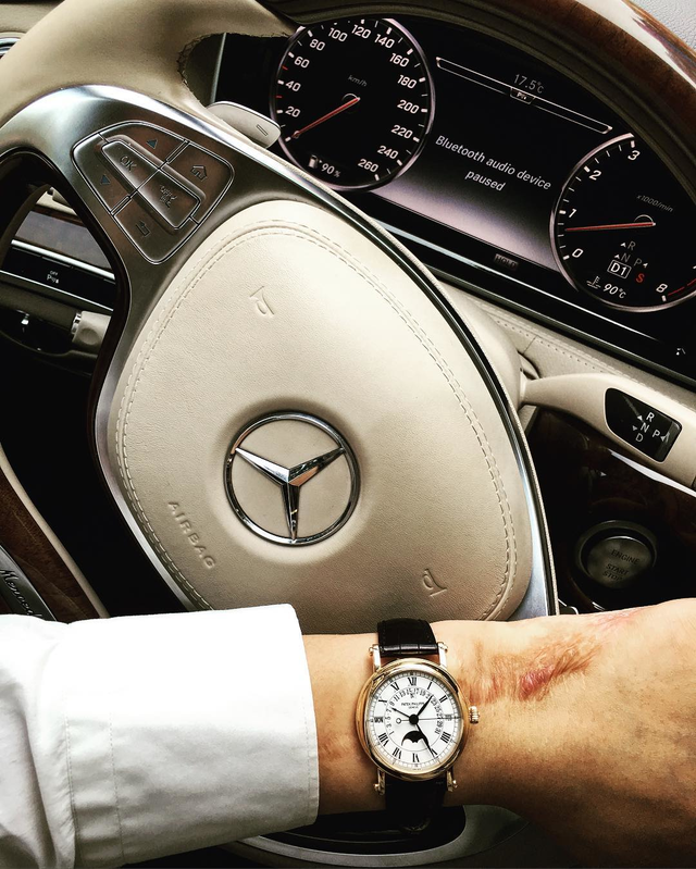 Chiếc Patek này có giá khoảng hơn 1,7 tỉ đồng cũng được Bảo Hưng phối cùng không gian nội thất sang trọng của Mercedes-Benz S-Class.