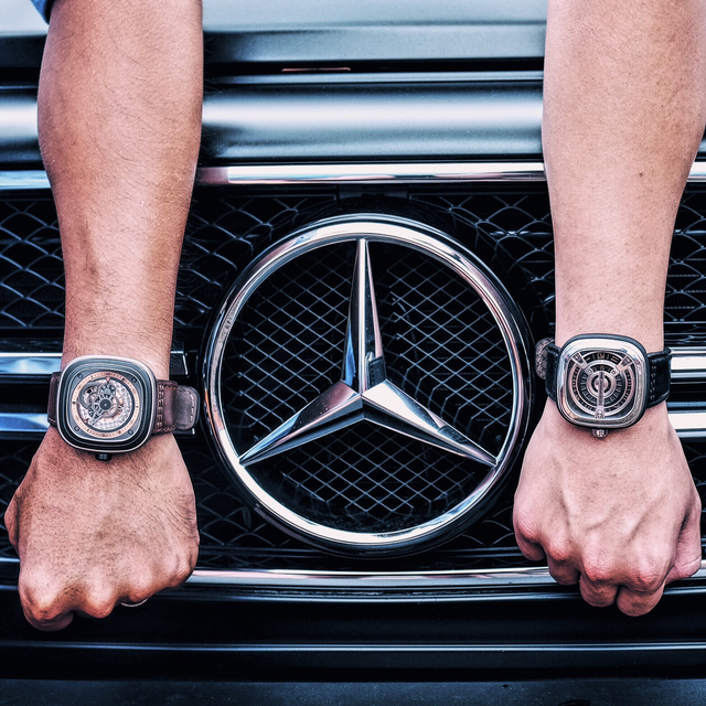 Bộ đôi P2/01 và M1/03 của SevenFriday bên cạnh chiếc SUV hạng sang Mercedes-Benz G63 AMG. Cả hai dòng P và M của SevenFriday đều sở hữu thiết kế mặt vuông độc đáo. Trong khi SevenFriday P2/01 nổi bật với phần vỏ thép phủ PVD cùng những chi tiết trang trí màu vàng hồng trên mặt đồng hồ thì M1/03 lại gây chú ý bằng ba chiếc đĩa hiển thị giờ, phút và giây. Các chữ số trên đĩa của M1/03 cũng sự dụng công nghệ phun màu vàng hồng của SevenFriday.