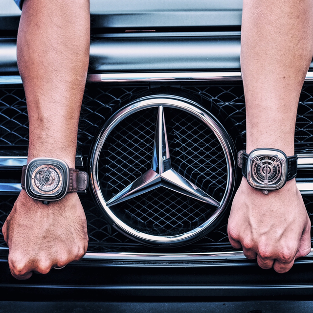 
Bộ đôi P2/01 và M1/03 của SevenFriday bên cạnh chiếc SUV hạng sang Mercedes-Benz G63 AMG. Cả hai dòng P và M của SevenFriday đều sở hữu thiết kế mặt vuông độc đáo. Trong khi SevenFriday P2/01 nổi bật với phần vỏ thép phủ PVD cùng những chi tiết trang trí màu vàng hồng trên mặt đồng hồ thì M1/03 lại gây chú ý bằng ba chiếc đĩa hiển thị giờ, phút và giây. Các chữ số trên đĩa của M1/03 cũng sự dụng công nghệ phun màu vàng hồng của SevenFriday.
