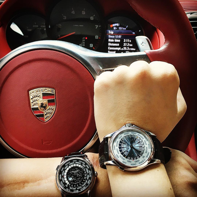Patek Philippe World Time Moon (màu đen bên trái) cũng được Bảo Hưng sử dụng khi lái xe Porsche. Và chiếc Patek này có giá khoảng 1 tỉ đồng