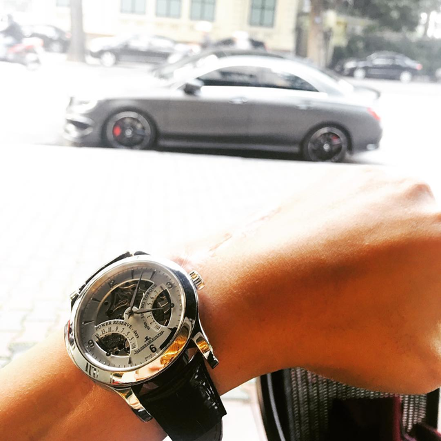 Bảo Hưng còn sở hữu một chiếc đồng hồ Jaeger Le-Coultre và anh chàng cũng khéo léo khoe cùng chiếc Mercedes-Benz CLA.