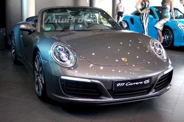
Thế hệ mới của Porsche 911 Carrera 4S được trình làng tại thị trường Mỹ vào tháng 10/2015. Xe có kích thước tổng thể bao gồm chiều dài 4.499 mm, rộng 1.850 mm cao 1.294 mm và chiều dài cơ sở 2.450 mm.
