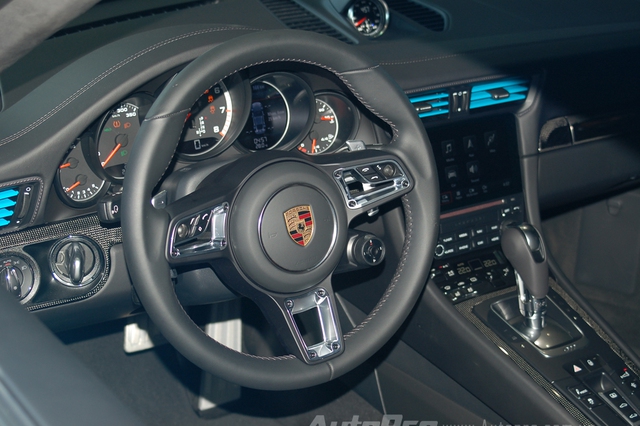 Sức mạnh ấn tượng cùng bề dày lịch sử có thể giúp Porsche 911 Turbo S 2016 được lòng khách hàng Việt.