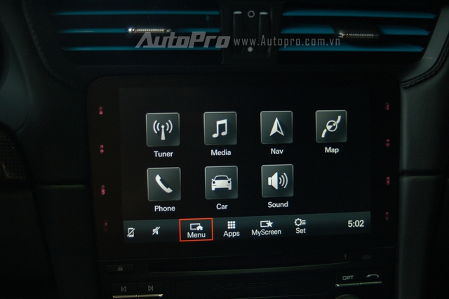 
911 Turbo S 2016 còn có hệ thống quản lý liên lạc Porsche (PCM) giúp những người sử dụng iPhone có thể kết nối dễ dàng thông qua ứng dụng Apple CarPlay được tích hợp trong màn hình cảm ứng 7 inch. Xe còn có các hệ thống giải trí cơ bản, đi kèm là dàn âm thanh vòm cao cấp Bose.
