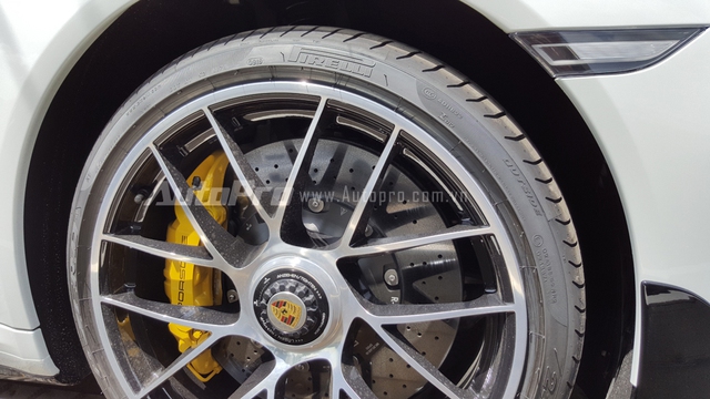 
La-zăng 20 inch 7 chấu kép có thiết kế lạ mắt, đi kèm là hệ thống phanh gốm cùng kẹp phanh màu vàng rực của Porsche.
