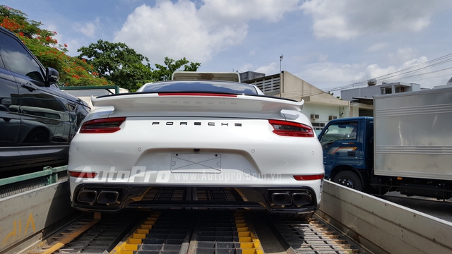 
Chiếc Porsche 911 Turbo S 2016 với bộ áo trắng muốt từng bị bắt gặp thông quan tại cảng VICT, Sài Gòn, vào trưa ngày 13/6, sau đó xe được vận chuyển về showroom Porsche Việt Nam tại Quận 7. Đây là chiếc 911 Turbo S 2016 thứ 2 xuất hiện tại Việt Nam nhưng lại là chiếc đầu tiên được cho ra biển số trắng.
