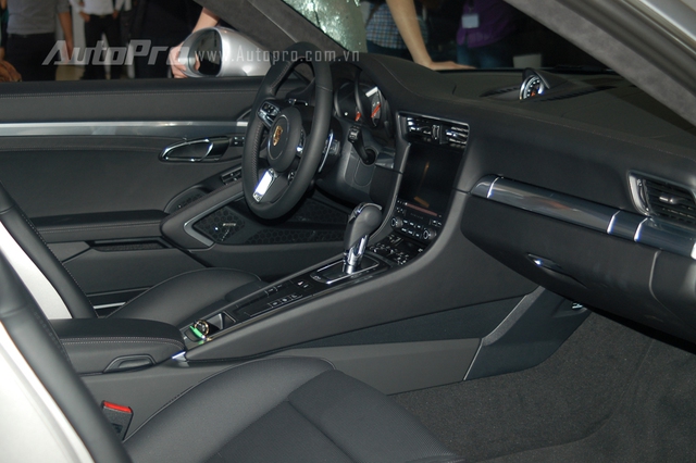 
Bên trong khoang lái 911 Carrera thế hệ mới có hệ thống quản lý liên lạc Porsche (PCM) giúp những người sử dụng iPhone có thể kết nối dễ dàng thông qua ứng dụng Apple CarPlay được tích hợp với màn hình 7 inch. Ngoài ra, xe còn có các hệ thống giải trí cơ bản khác kết hợp với dàn âm thanh vòm cao cấp Bose.
