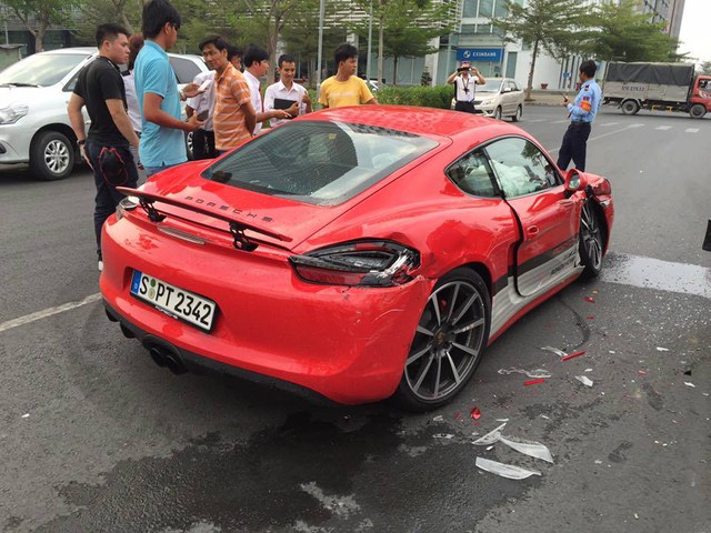 Chiếc xe thể thao trị giá 4,76 tỷ Đồng bị hư hỏng nặng bên hông cửa phụ.