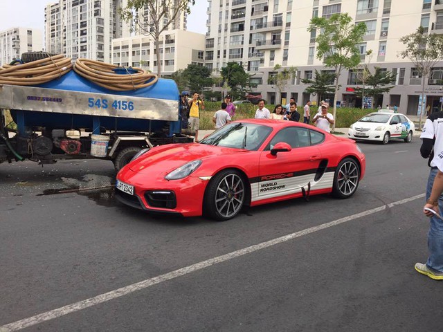 Porsche Cayman GTS gặp nạn khi một khách hàng Việt cầm lái.