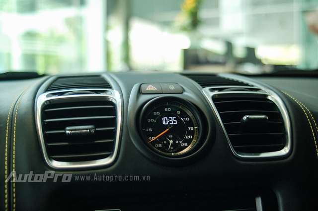 
Nổi bật ở bảng điều khiển trung tâm là đồng hồ bấm giờ cao cấp của Porsche trong màu trắng ngà, kết hợp cùng hệ thống quản lý liên lạc PCM 2.1 điều khiển qua màn hình cảm ứng, giúp người lái nắm bắt thời gian lái xe, số vòng chạy và quãng đường đua đã chạy từ trước đến nay khá tiện lợi.
