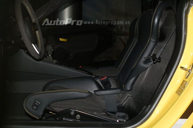 
Xe có khá nhiều tùy chọn bao gồm hệ thống phanh gốm tổng hợp PCCB tương tự 911 GT3, vỏ ghế ngồi làm hoàn toàn từ nhựa gia cố sợi carbon CFRP, gói nâng cấp Sport Chrono với ứng dụng Track Precision và gói nâng cấp Club Sport.
