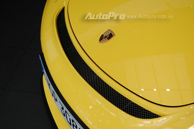 
Ngoài ra, lưới tản nhiệt trải dài sát mép khoang hành lý phía trước là một thiết kế độc đáo tương tự như trên mẫu siêu xe đường phố 911 GT3 RS. Cayman GT4 sử dụng đèn pha bi-xenon với hệ thống ánh sáng động PDLS màu đen đối lập có chức năng chiếu sáng góc cua.
