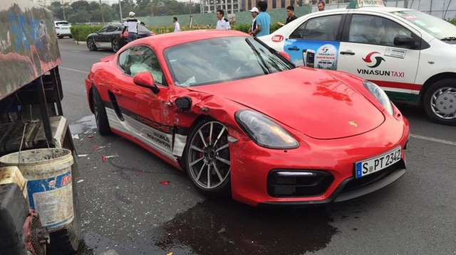 
Porsche Cayman GTS bị hư hỏng nghiêm trọng trong vụ tai nạn chiều ngày 26/3/2016.
