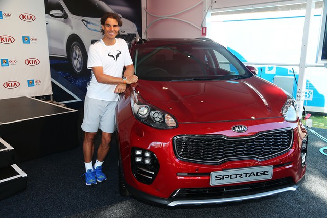 
Thế nhưng, dù sở hữu siêu xe và cả những chiếc đồng hồ xa xỉ nhưng ông vua đất nện Rafael Nadal vẫn giản dị khi đồng ý làm đại sứ thương hiệu cho hãng xe Kia đến từ Hàn Quốc.
