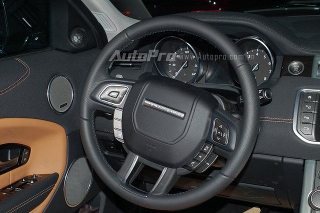 
Vô lăng thể thao 3 chấu được thiết kế đầm chắc. Range Rover Evoque được trang bị hệ thống âm thanh Meridian 11 loa tiêu chuẩn.
