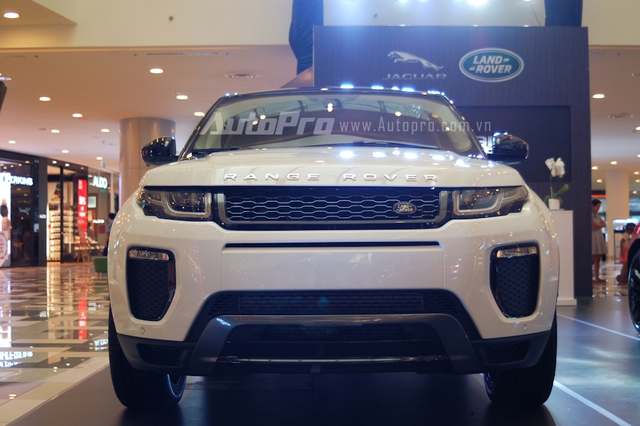 Ra mắt lần đầu tiên trong triển lãm Geneva 2015 diễn ra vào tháng 3 năm ngoái, Range Rover Evoque 2016 nhận được nhiều nâng cấp nổi bật ở ngoại hình. Lưới tản nhiệt cùng cản trước thiết kế lại trông thể thao hơn trước. 2 hốc gió trước được mở rộng cùng dãy đèn LED chiếu sáng ban ngày mới nằm phía trên là những cải tiến nổi bật trên Range Rover Evoque 2016.