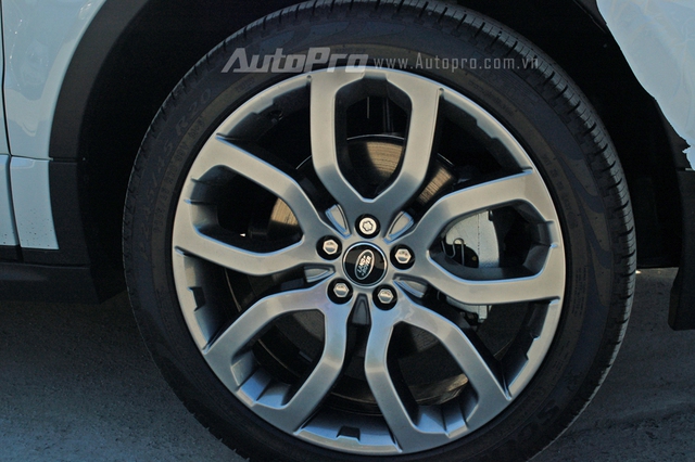 
Range Rover Evoque 2016 có 3 thiết kế la-zăng khác nhau cho khách hàng lựa chọn.
