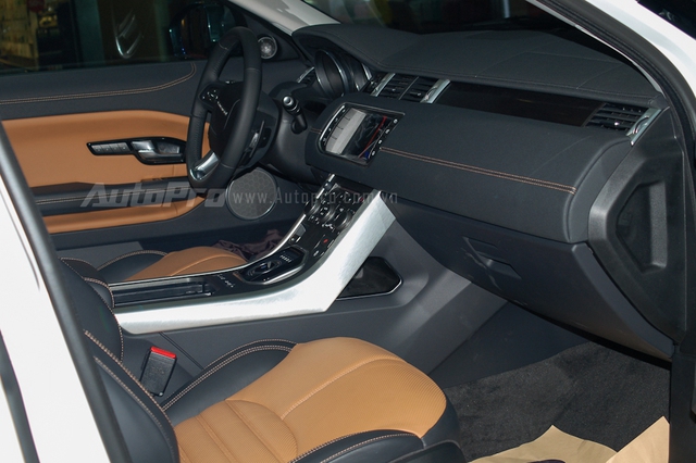 
Bên trong khoang lái của Range Rover Evoque 2016 có ghế thể thao cùng viền cửa được thiết kế lại ấn tượng hơn trước. Khách hàng có thể lựa chọn 1 trong 13 màu sắc nội thất khi mua Range Rover Evoque 2016.
